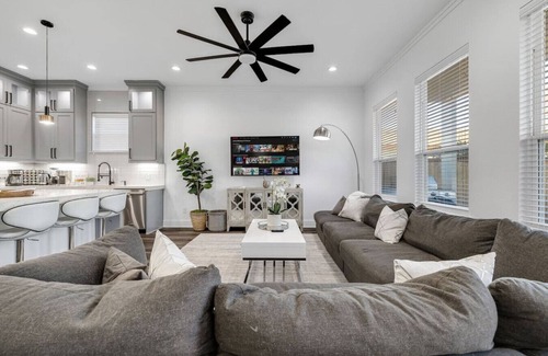 West Dallas Apartment | The Trinity | Hot Tub/Pool/Arcade/10 min Downtown
