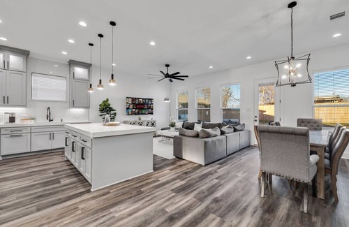 West Dallas Apartment | The Trinity | Hot Tub/Pool/Arcade/10 min Downtown
