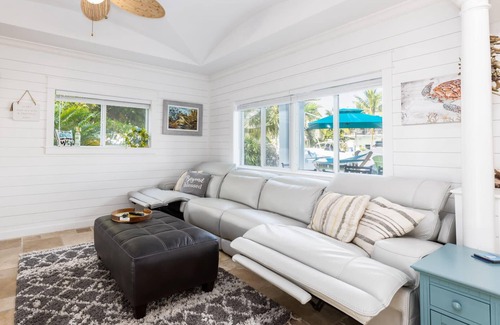 Venetian Shores House | The Turtle Nest | Pet Friendly! "Venetian Shores"