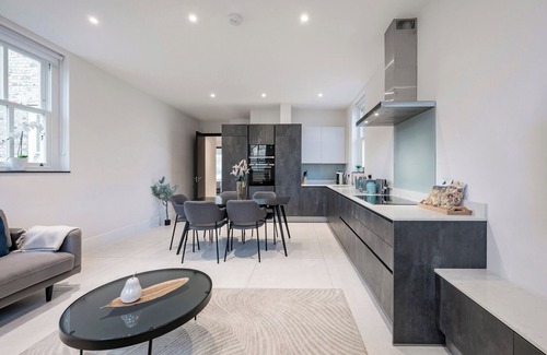 Holloway Apartment | The Two Flats Seven Bedroom Space