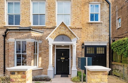 Holloway Apartment | The Two Flats Seven Bedroom Space