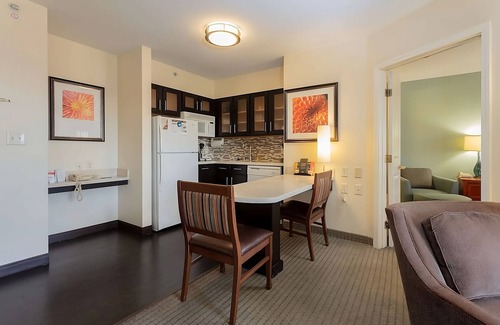Anaheim Resort Hotel | The Ultimate Destination for a Fun-Filled Anaheim Adventure w/Free Breakfast!