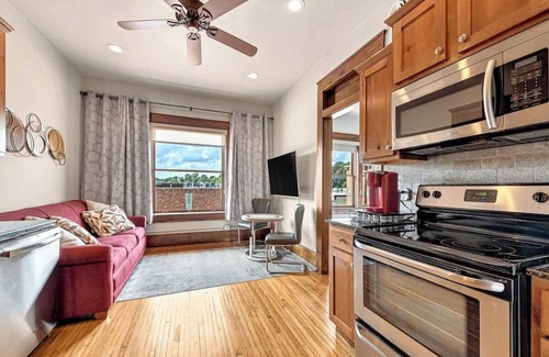 Siloam Springs House | The Uptown Suite at The Historic Connelly Harrington