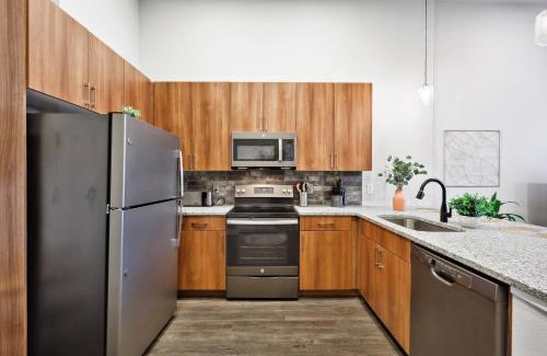 Fort Worth Apartment | The Urban Elite, 1 Bedroom Suite Downtown Forth Worth, Resort Style Pool, Full Gym, Parking