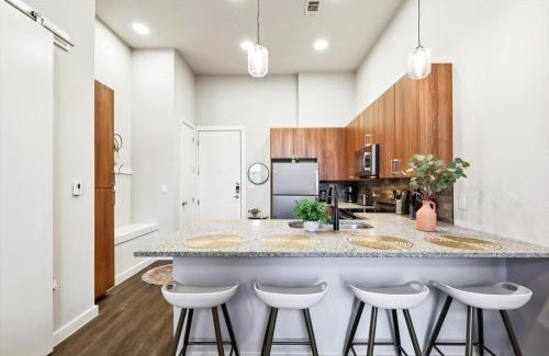 Fort Worth Apartment | The Urban Elite, 1 Bedroom Suite Downtown Forth Worth, Resort Style Pool, Full Gym, Parking