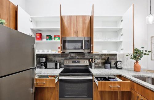 Fort Worth Apartment | The Urban Elite, 1 Bedroom Suite Downtown Forth Worth, Resort Style Pool, Full Gym, Parking
