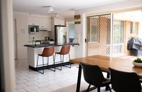 Calare House | The Valerie Gardens | Homely & Cosy, Sleeps 11