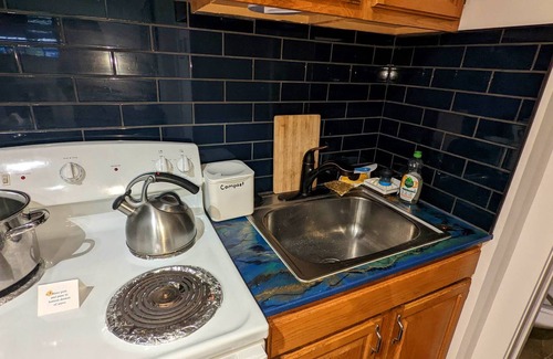 Highline Apartment | The Van Gogh Apartment - a cozy, creative retreat