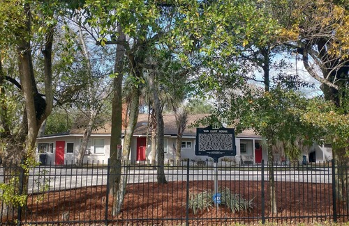 Jacksonville House | The Van Zant House Annex (Skynyrd) | Queen | Full Kitchen