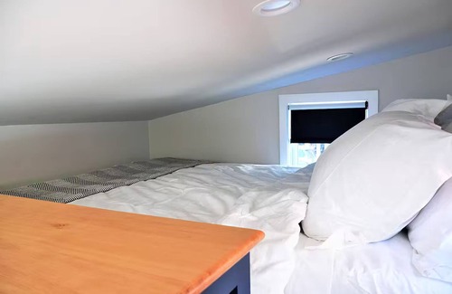 Alphabet Historic District Hotel | The Vera - Cute Tiny House - AC, WiFi, 96 Walk Score!