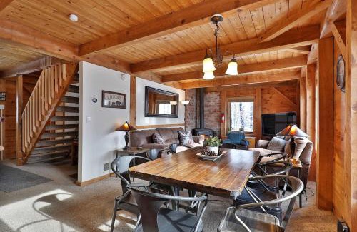 Killington House | The Vermont Cabin - Large Home Sleeps 20 - Hot tub, views and location close to ski resort!