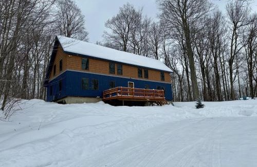 Killington House | The Vermont Cabin - Large Home Sleeps 20 - Hot tub, views and location close to ski resort!
