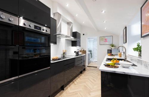 Scarborough House | The View - Games Room - Hot Tub - Sleeps 22