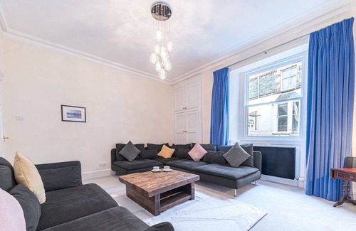 Keswick Apartment | The View, is a large 3 bedroom town centre property with lots of character and period features.