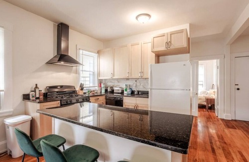 Covington Apartment | The Villa Emerald 1B Walk to Downtown Covington