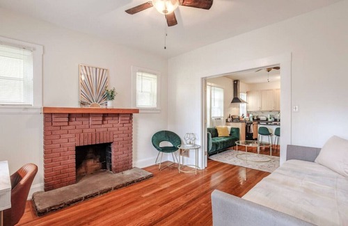 Covington Apartment | The Villa Emerald 1B Walk to Downtown Covington