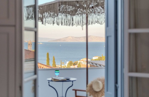 Spetses Villa | The Villa Evita in Spetses. Stunning view, private pool and daily maid service.