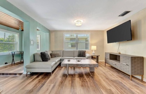 Madeira Beach Villa | The Villas at Madeira 1, Walk 2 Beach + Johns Pass