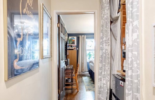 North Hollywood Apartment | The Vine Studio City ☆ Cal King Bed ☆ Private Entrance ☆ Easy Street Parking
