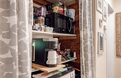 North Hollywood Apartment | The Vine Studio City ☆ Cal King Bed ☆ Private Entrance ☆ Easy Street Parking