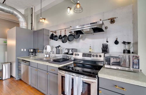 Civil Rights Historic District Apartment | The Vintage Gem | Covered Parking | Sleeps 8 | DT