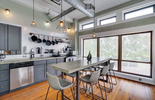 Civil Rights Historic District Apartment | The Vintage Gem | Covered Parking | Sleeps 8 | DT