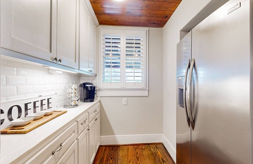 Galveston House | The Vintage Swan | Alfresco Entertaining Lounge with TV & Bar | Walk to Beach