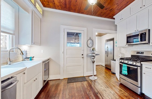 Galveston House | The Vintage Swan | Alfresco Entertaining Lounge with TV & Bar | Walk to Beach