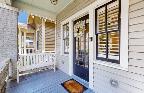 Galveston House | The Vintage Swan | Alfresco Entertaining Lounge with TV & Bar | Walk to Beach