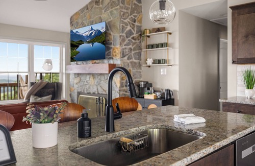 Front Royal Cottage | The Vue - Mountain top hot tub overlooking the Shenandoah River