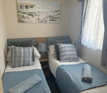 Dogdyke Resort | The Wardens Hideaway - Tattershall Lakes Country Park