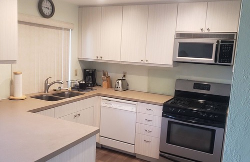 Palm Desert House | The weather is here, why aren't you? Tennis/Pickleball community, pool/spa