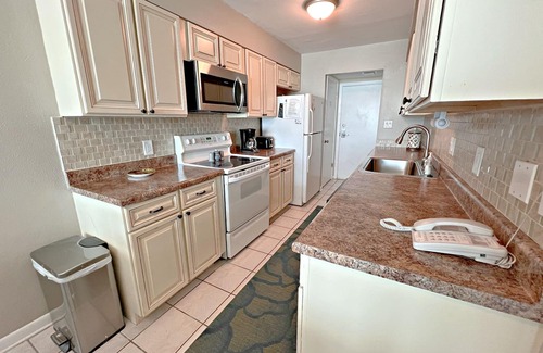 Gulf Shores Condo | 🌊 The weather is nice in paradise. Beach waves is what the Dr ordered. 🦀🐳