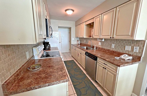 Gulf Shores Condo | 🌊 The weather is nice in paradise. Beach waves is what the Dr ordered. 🦀🐳