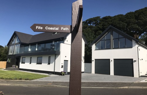 St. Davids Apartment | The Wee Glasshouse is a modern studio apartment situated on the Fife coastline.