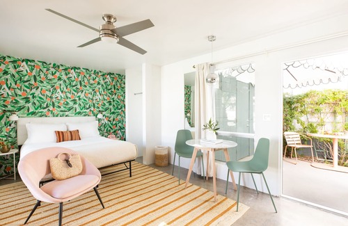 Tahquitz River Estates Hotel | The Wesley Studio 6 by AvantStay | Stylish Queen Studio w/Patio Access