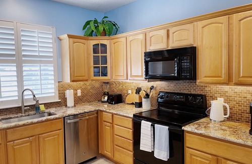 Jacksonville Beach House | The Whale | On-site parking 3 blocks to Jax Beach