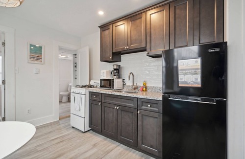 Hampton Apartment | The Whale Tail | Ocean Views | Private Balcony