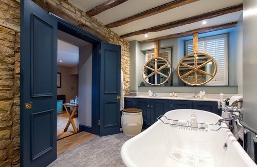 Chedworth Hotel | The Wheatsheaf Inn