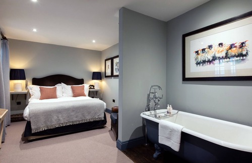 Chedworth Hotel | The Wheatsheaf Inn