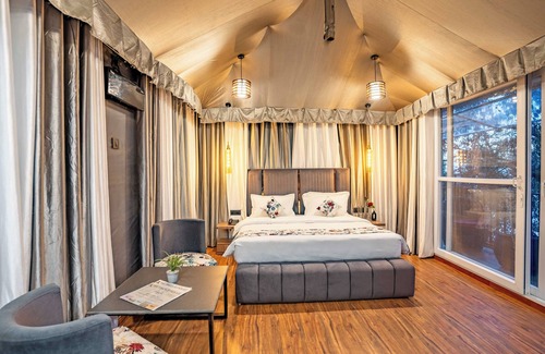Mallital Hotel | The Whispering Oaks