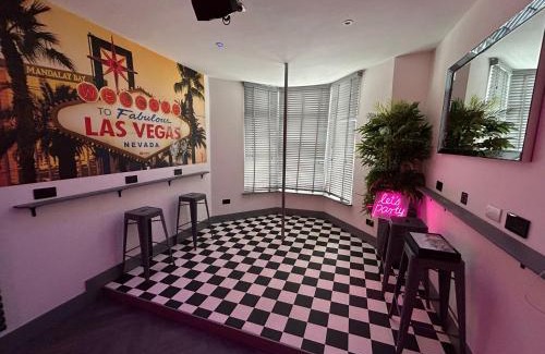 Blackpool Town Center House | The White House Vegas Suites