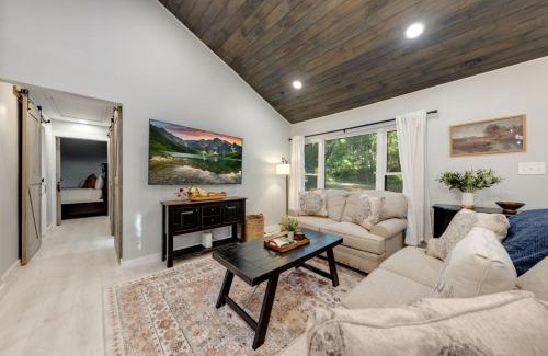 Eagleton Village House | The White Lodge 4BDR Sleeps 8 with Fire Pit