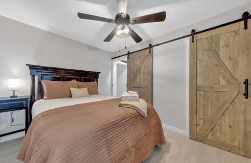 Eagleton Village House | The White Lodge 4BDR Sleeps 8 with Fire Pit
