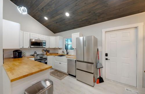Eagleton Village House | The White Lodge 4BDR Sleeps 8 with Fire Pit