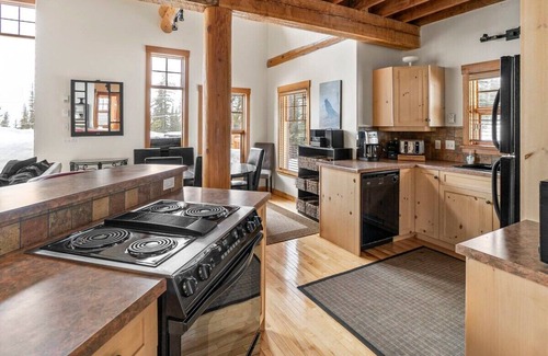 Snow Pine Estates Ski Chalet | The White Room | Priv. Hot Tub & Ski In/Ski Out