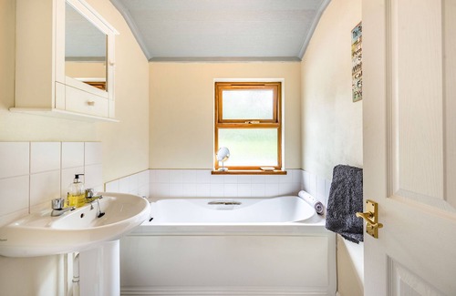 Narberth Cottage | THE WILLOWS, family friendly, country holiday cottage in Narberth