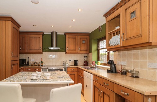 Minehead Cottage | THE WILLOWS, pet friendly, with a garden in Minehead