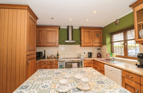 Minehead Cottage | THE WILLOWS, pet friendly, with a garden in Minehead