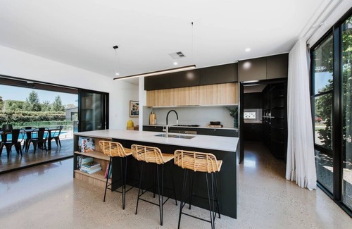 Bombira House | The Wine Manor Lavish Poolside Living